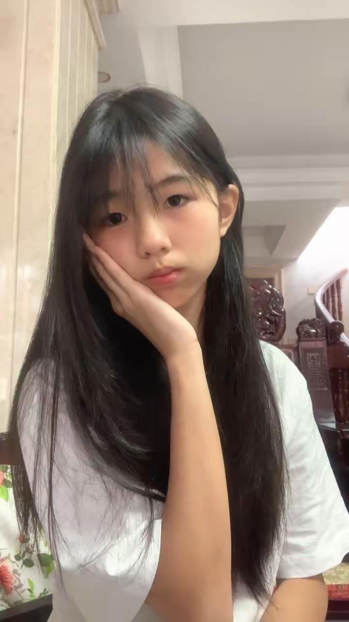 “沉思的少女，静谧的午后时光”🌿📚秋日少女照 沉思静谧氛围 沉思少女 沉思