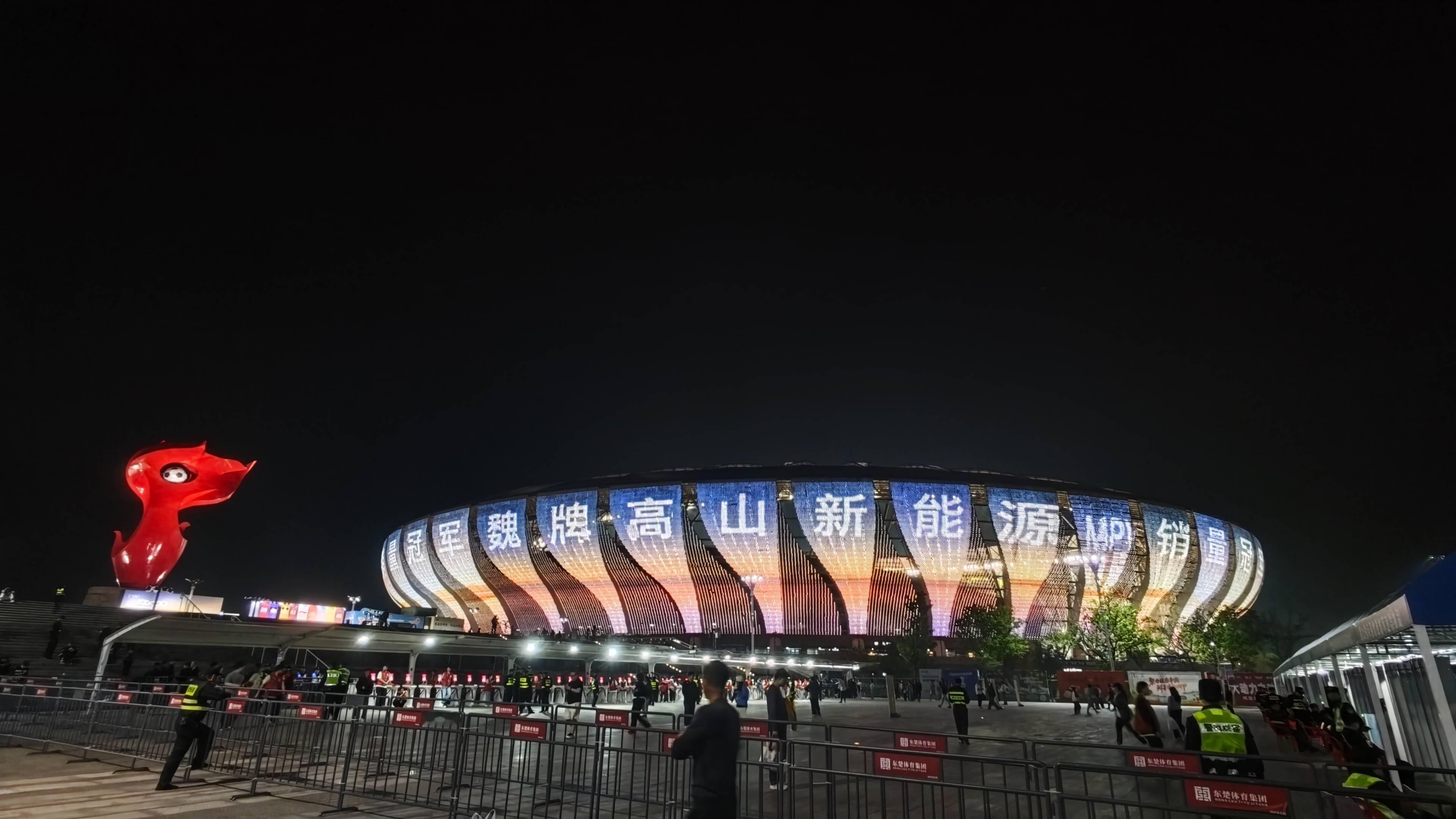 长城真会玩儿，魏牌高山十万辆下线，他们借着湖北楚超赛事的流量，直接现身球场 C 