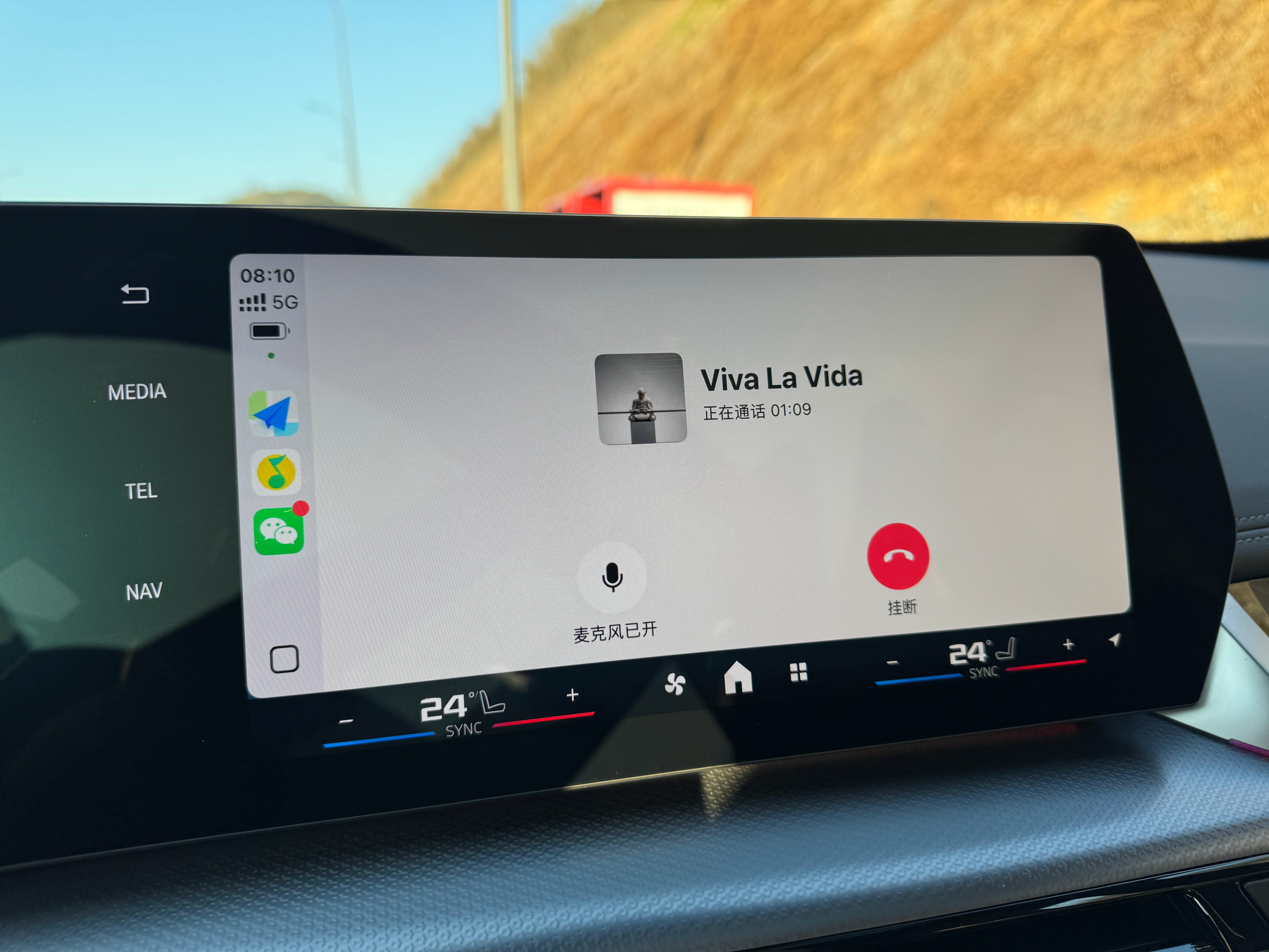 忽然发现连接CarPlay时微信来电能提醒了 [耶] 不会错过微信电话了，期待很