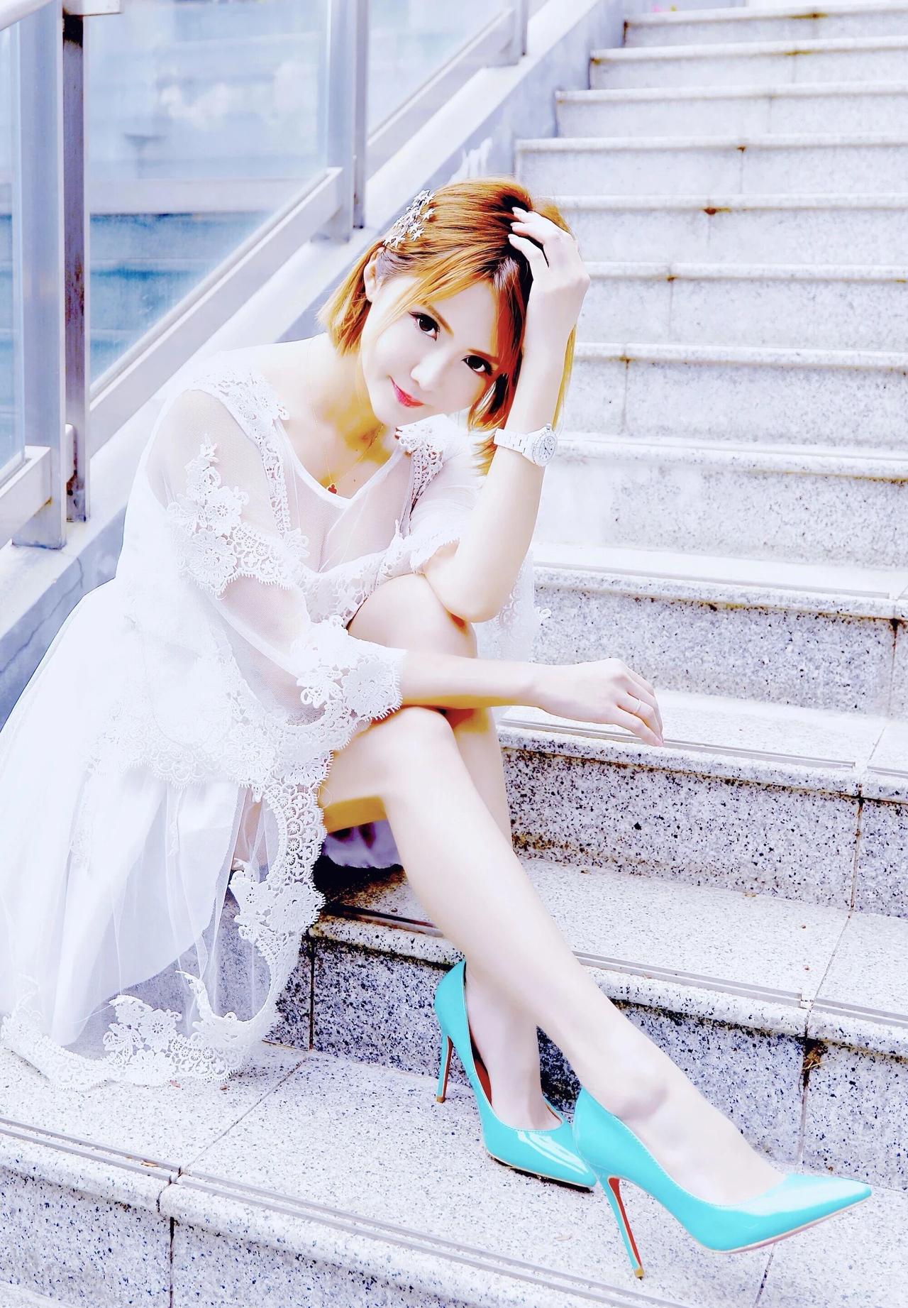 🌿 氛围感人像美人描述
她是一位精致温柔的短发甜妹，暖调浅金橘色波波短发干净利