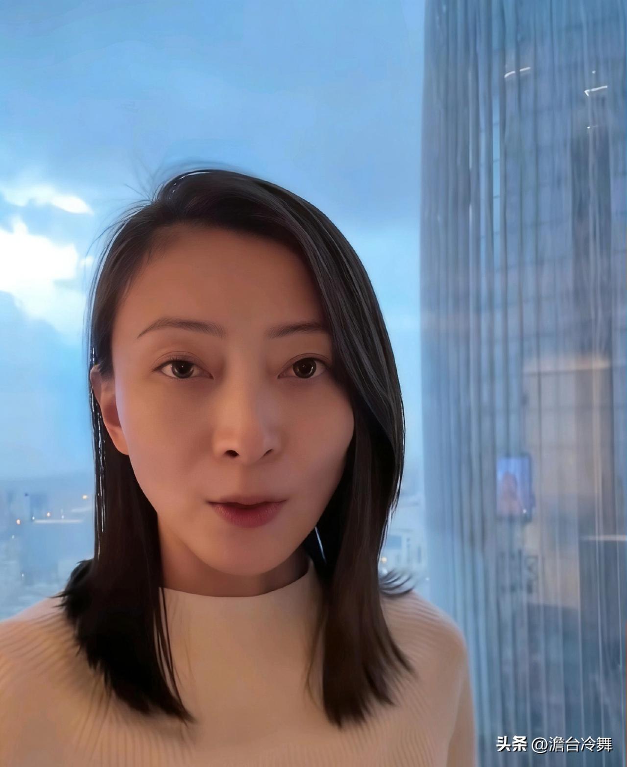 在硝烟弥漫的中东战场，战地女记者王卓伦以无畏奔赴险境，用坚守传递真相。作为新华社