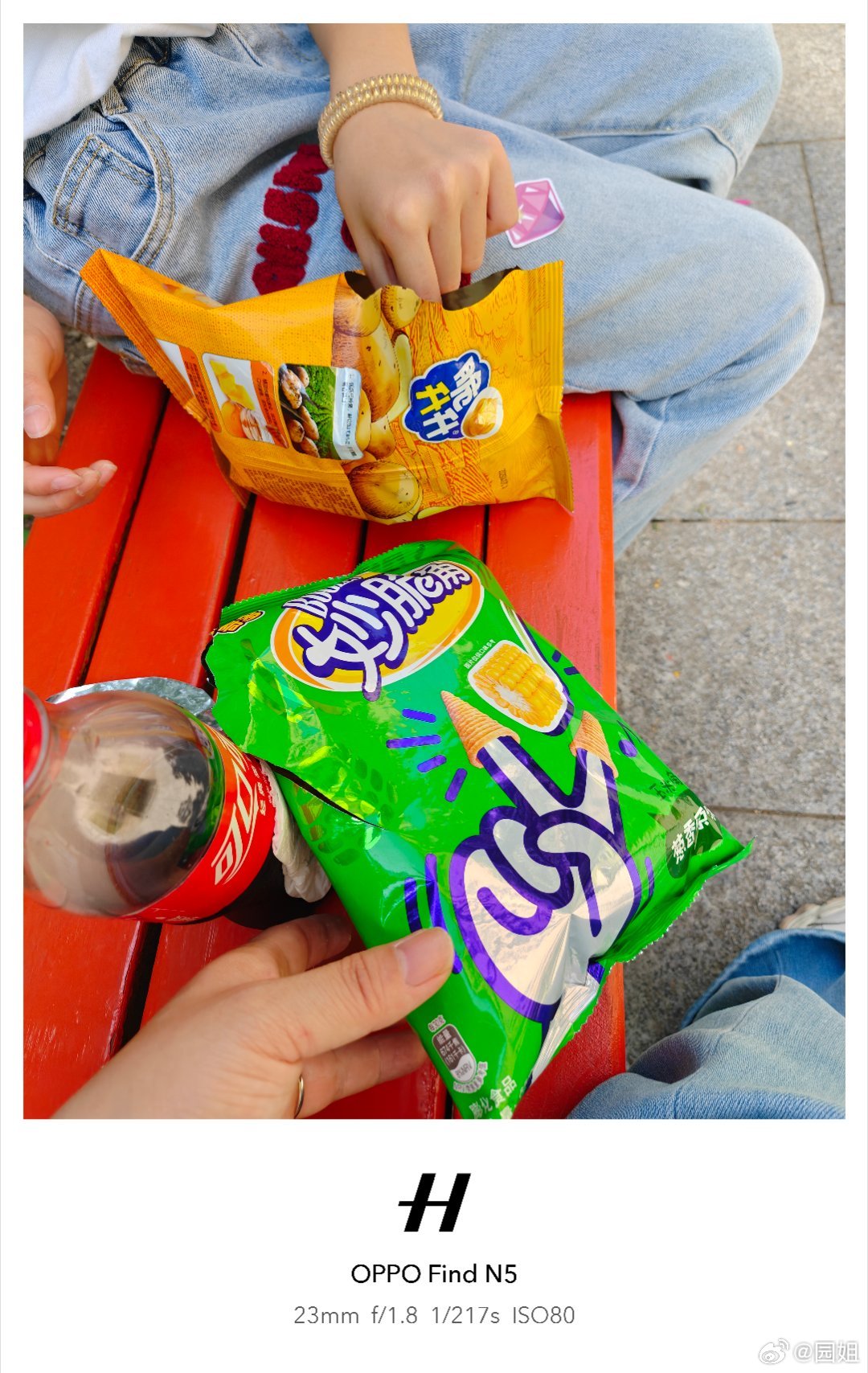 二宝在楼上睡觉，我和姐姐在楼下吃零食。真快乐啊[馋嘴] ​​​
