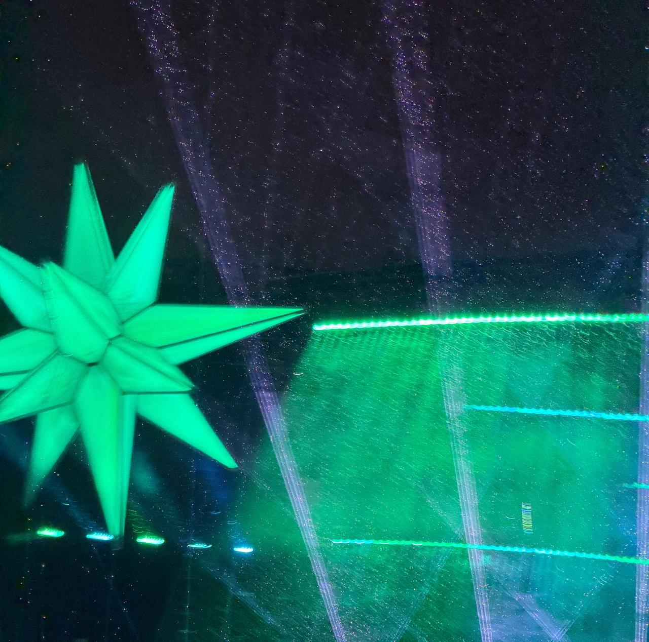 周深你到底是来开演唱会的还是来拍MV的？台州这场雨幕也太有氛围感了，亭子漏雨都挡
