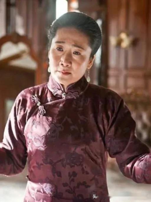 她本是大家闺秀，却无奈做了姨太太，1900年，卢寿萱被土匪绑 架，张作霖从土匪手