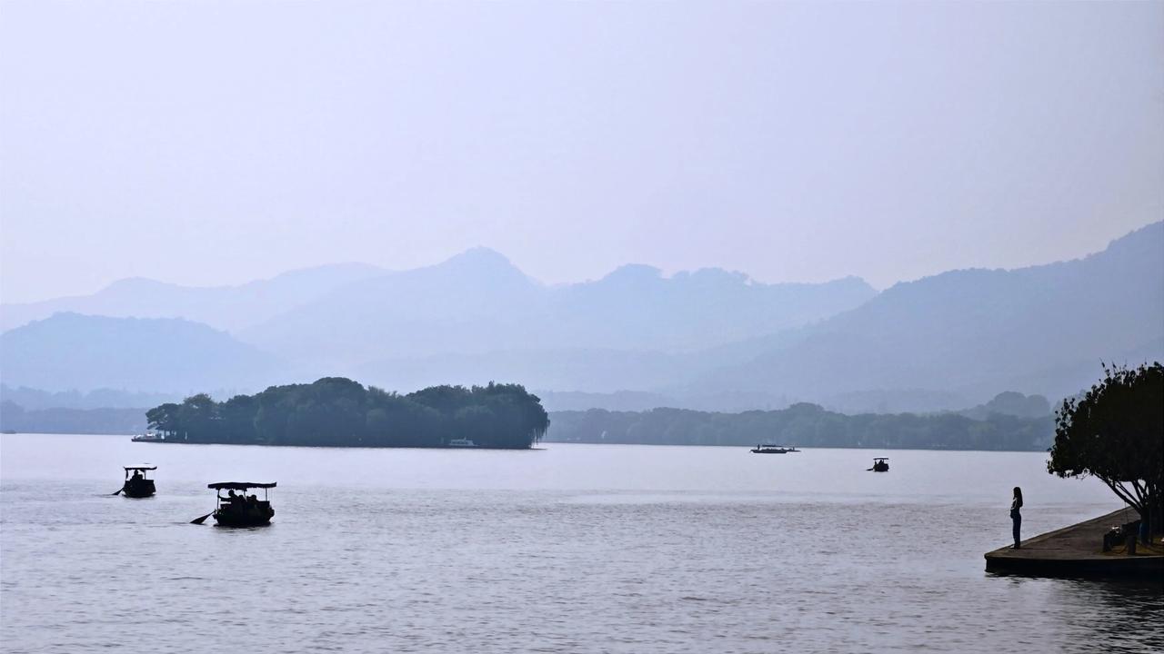 人生两种况味
​其一曰
​翘首期盼
​其二则是
​远眺翘臀
​均为“翘”，部位不