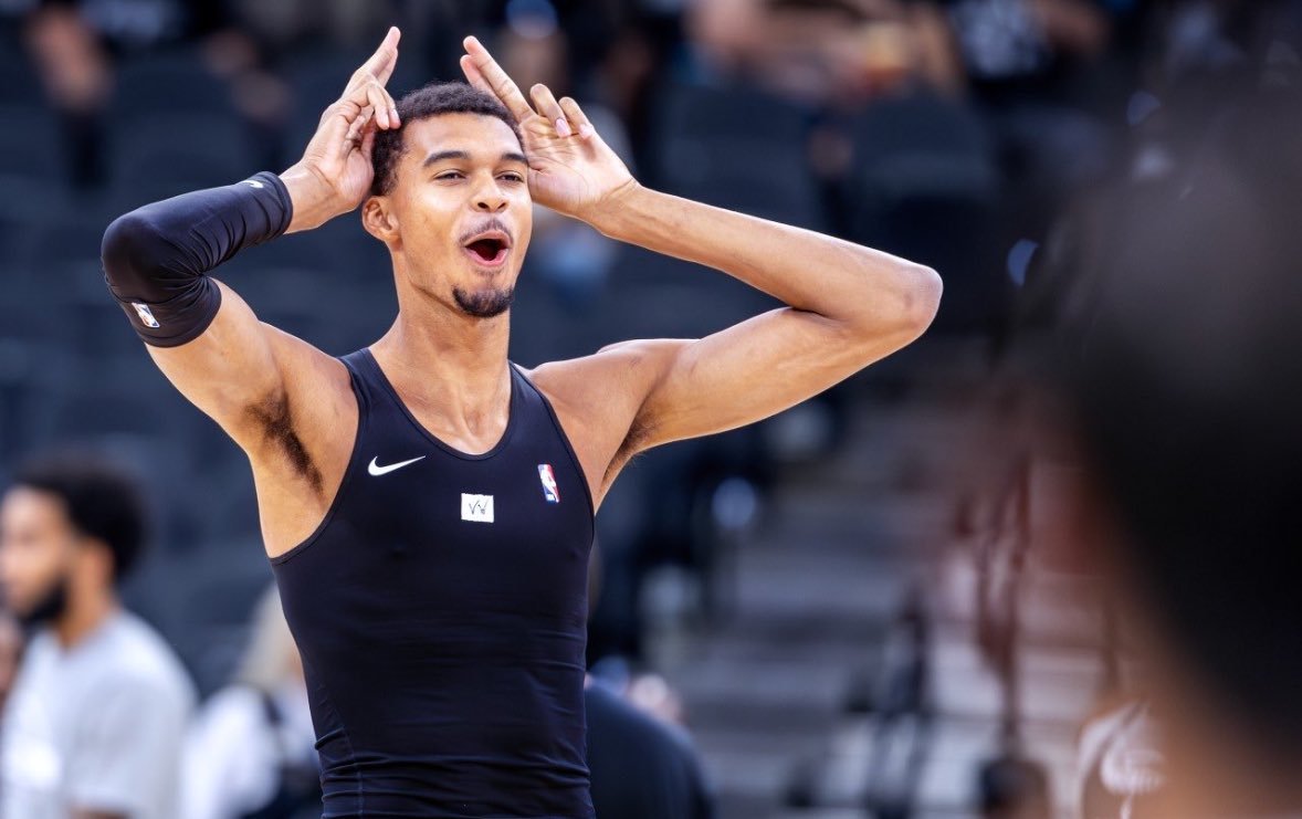 文班亚马和马刺体育娱乐集团已为“豺狼”球迷方阵购置了机票和酒店，助力他们前往现场