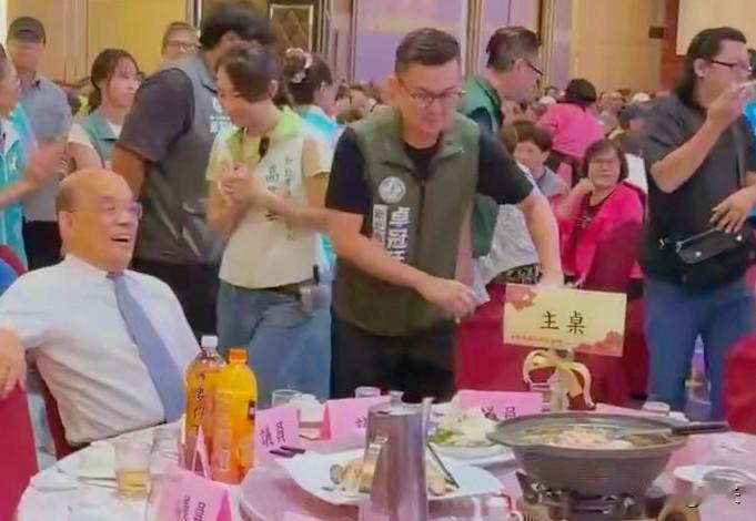 太尴尬！9月6日晚间，新北莺歌举办重阳敬老活动。国民党新北市长参选人李四川正在台