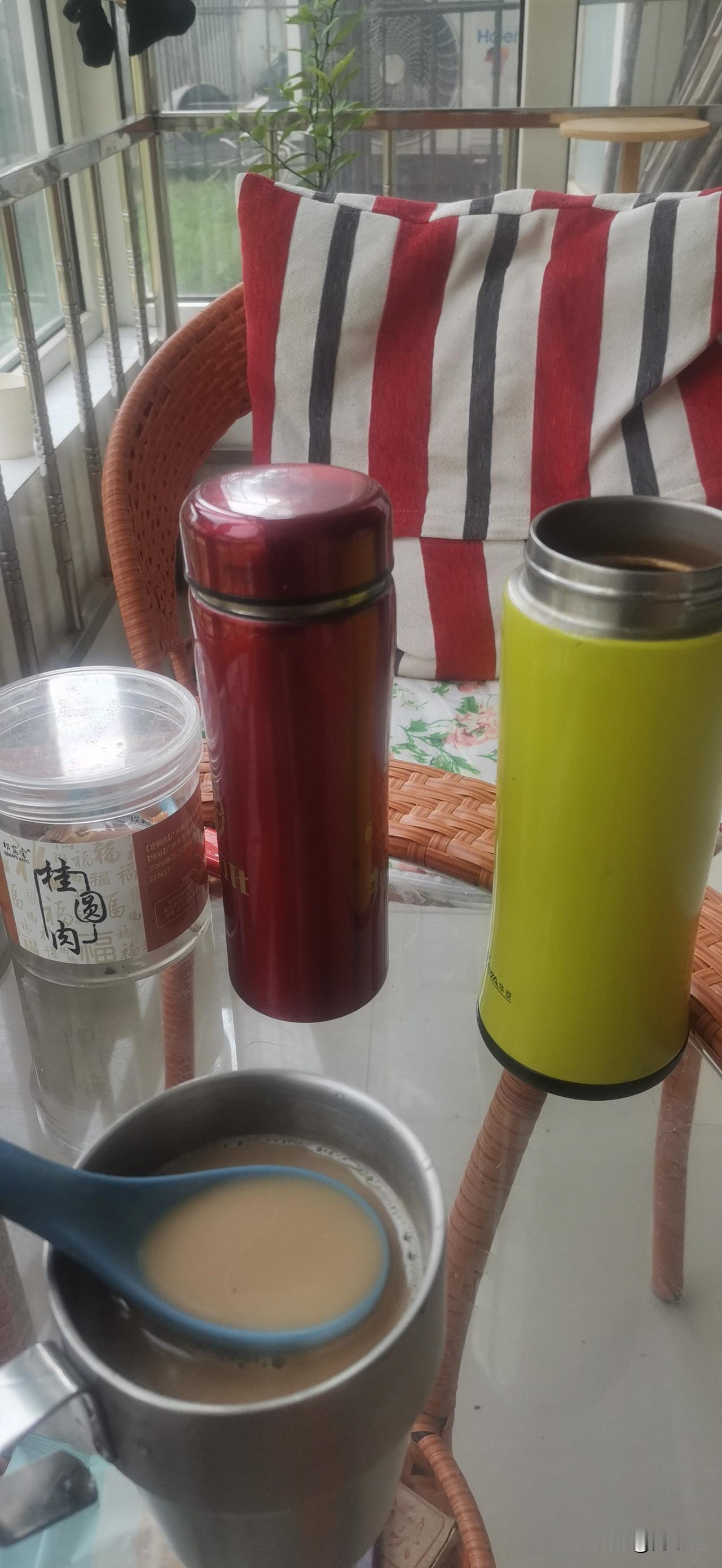 那里也盛着无人分担的哀愁。有错过之人的绵长思念，有求而不得的怅然，有无力改变现实