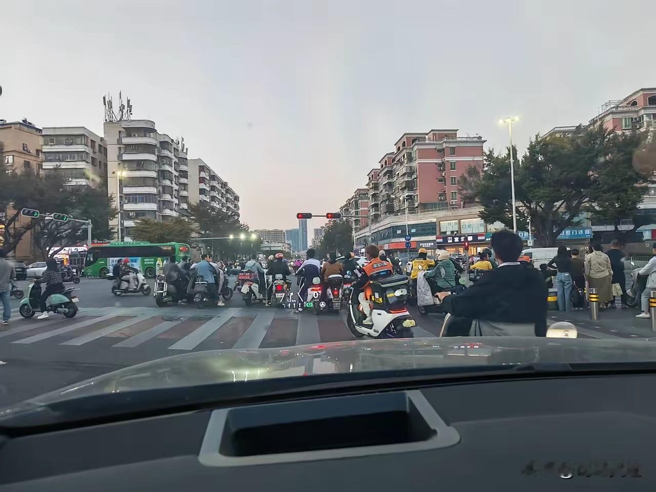 在深圳开小车不如坐公交地铁，电动车太多了，没有几个遵守交规的，车已经无路可走了