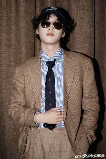 严浩翔美式卷毛造型救命！今天也是被严浩翔硬控的一天😭 蓬松的美式卷毛简直是人间