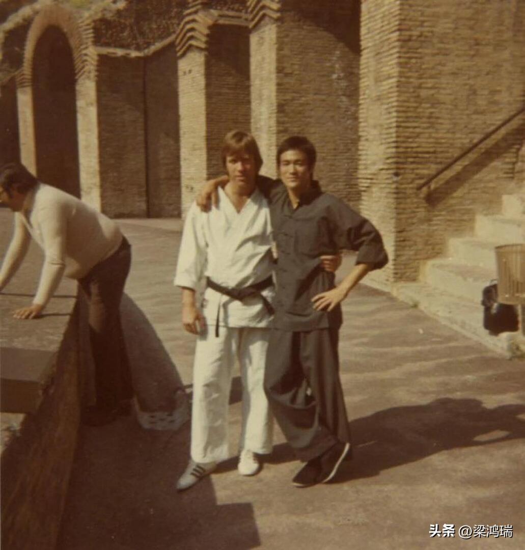 这张照片是武打巨星李小龙（Bruce Lee）与空手道冠军查克·诺里斯（Chuc