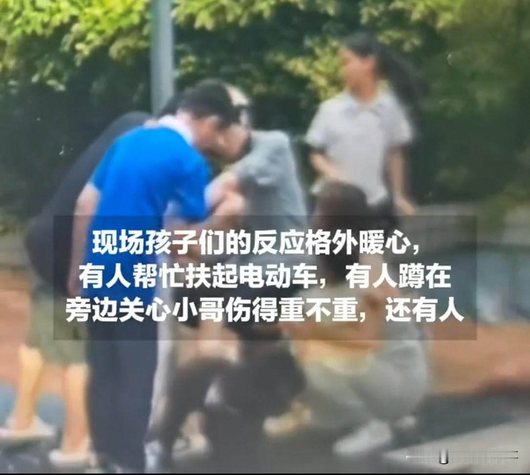 深圳街头，一女子看见一群孩子带狗围着什么，凑近一看是个外卖小哥，心里纳闷：大家围