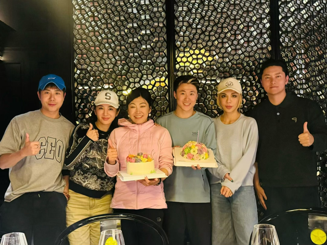 黄奕为徐梦桃王心迪庆功黄奕为徐梦桃王心迪庆功，不仅和好友们聚会，还特地准备了庆功