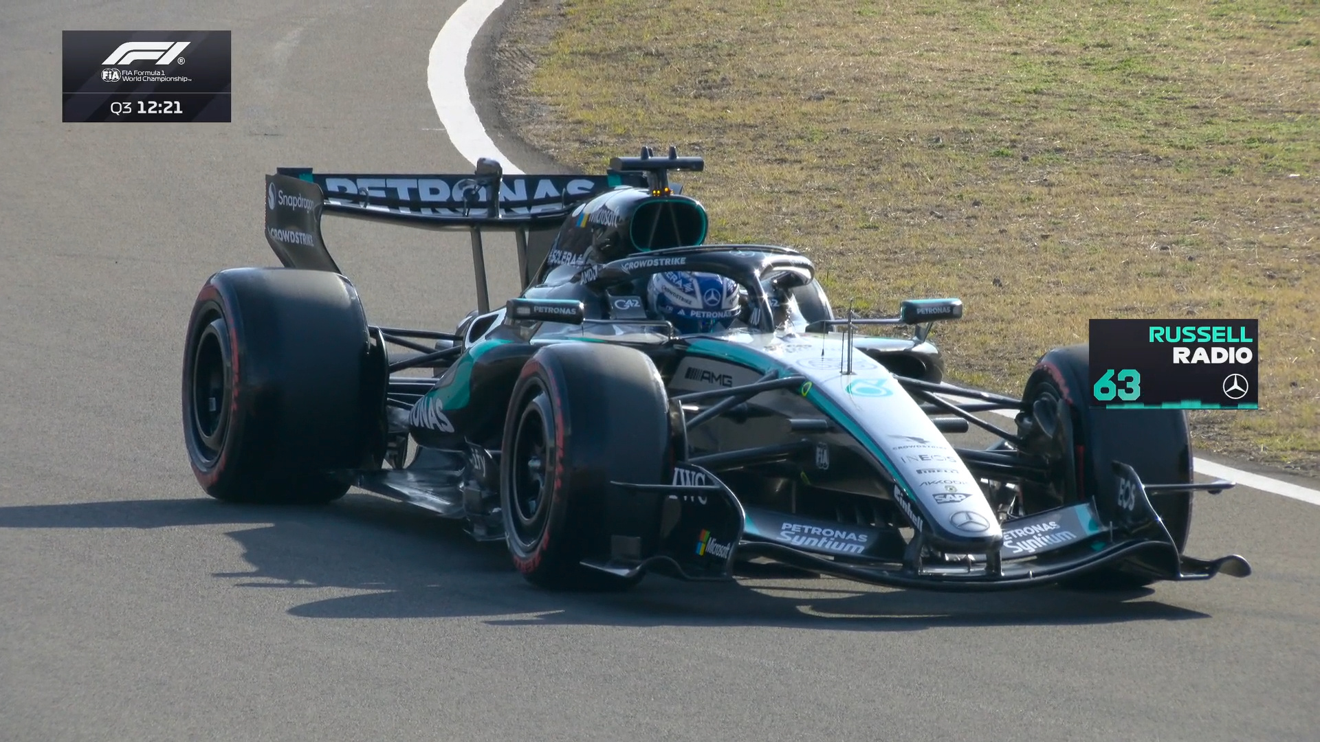 拉塞尔的赛车停在了赛道上！但是经过与工程师沟通之后，拉塞尔的车又再次启动了F12