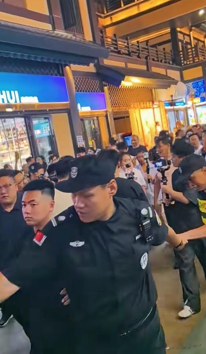 他来了他来了，他穿着短袖走来了！
他骑着三轮车来的时候，根本没人理他。
现在是邀