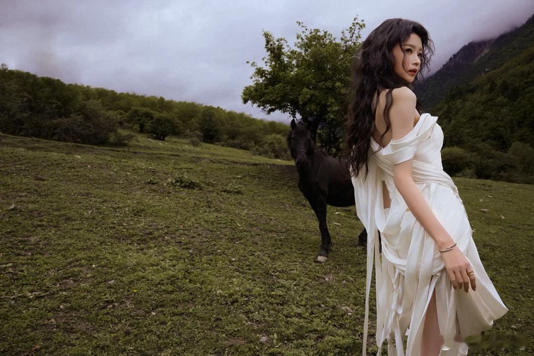 VOGUE出发图 谁不说一句绝美！孙怡身穿飘逸高定白裙，脚踩牛仔靴，在VOGUE