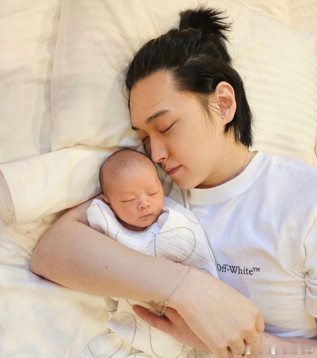 #李晟敏晒儿子正面照# 李晟敏晒儿子正面照，好温馨的~ ​​​