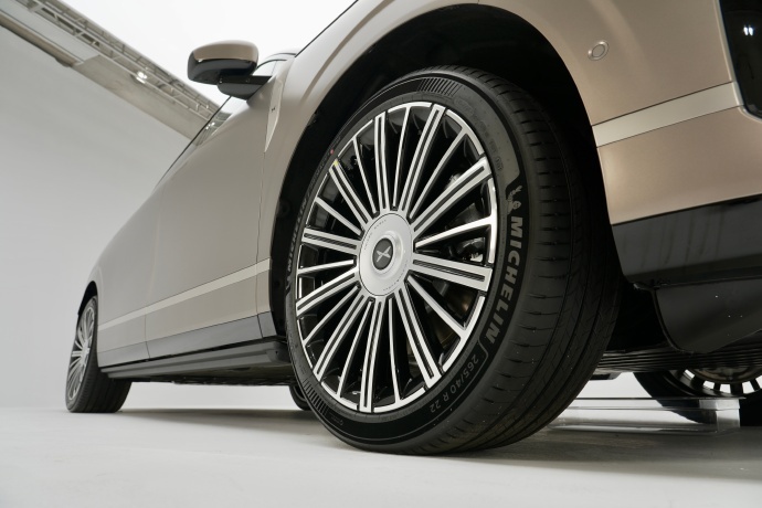 从侧面看车身比例很协调既有旗舰的稳重又不失现代感 