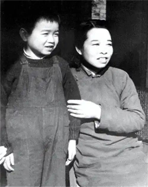 1937 年，当邱一涵的儿子袁振威哭着问她 “爸爸是不是自杀的” 时，这位走完长