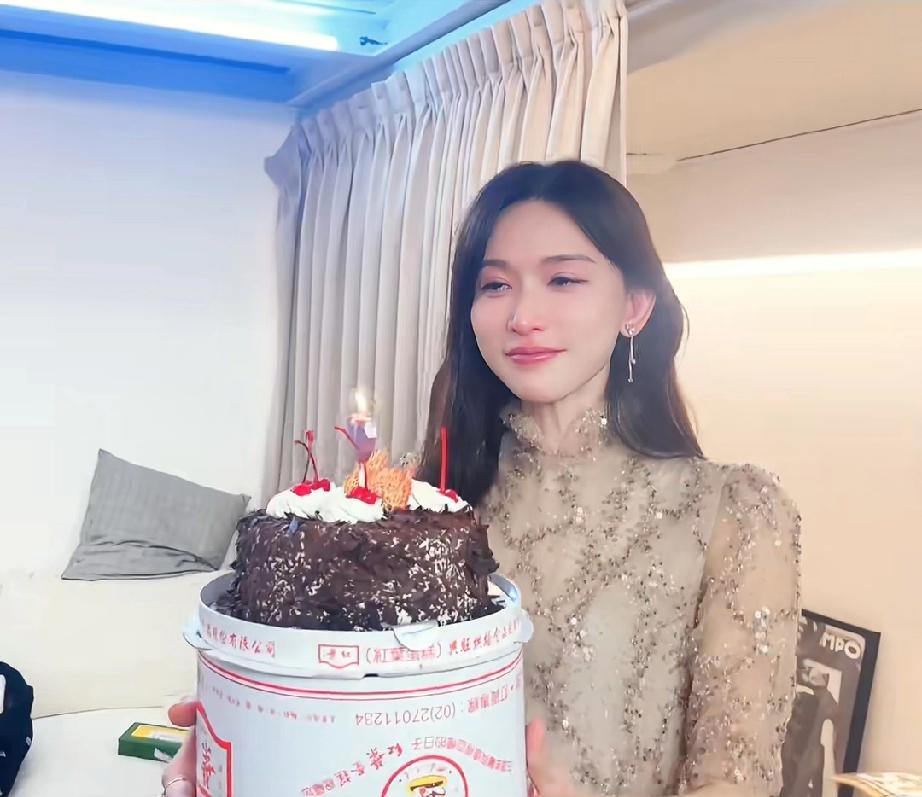 林志玲51岁生日了，她这次生日还在工作，收到工作人员准备的生日蛋糕感动到红了眼眶
