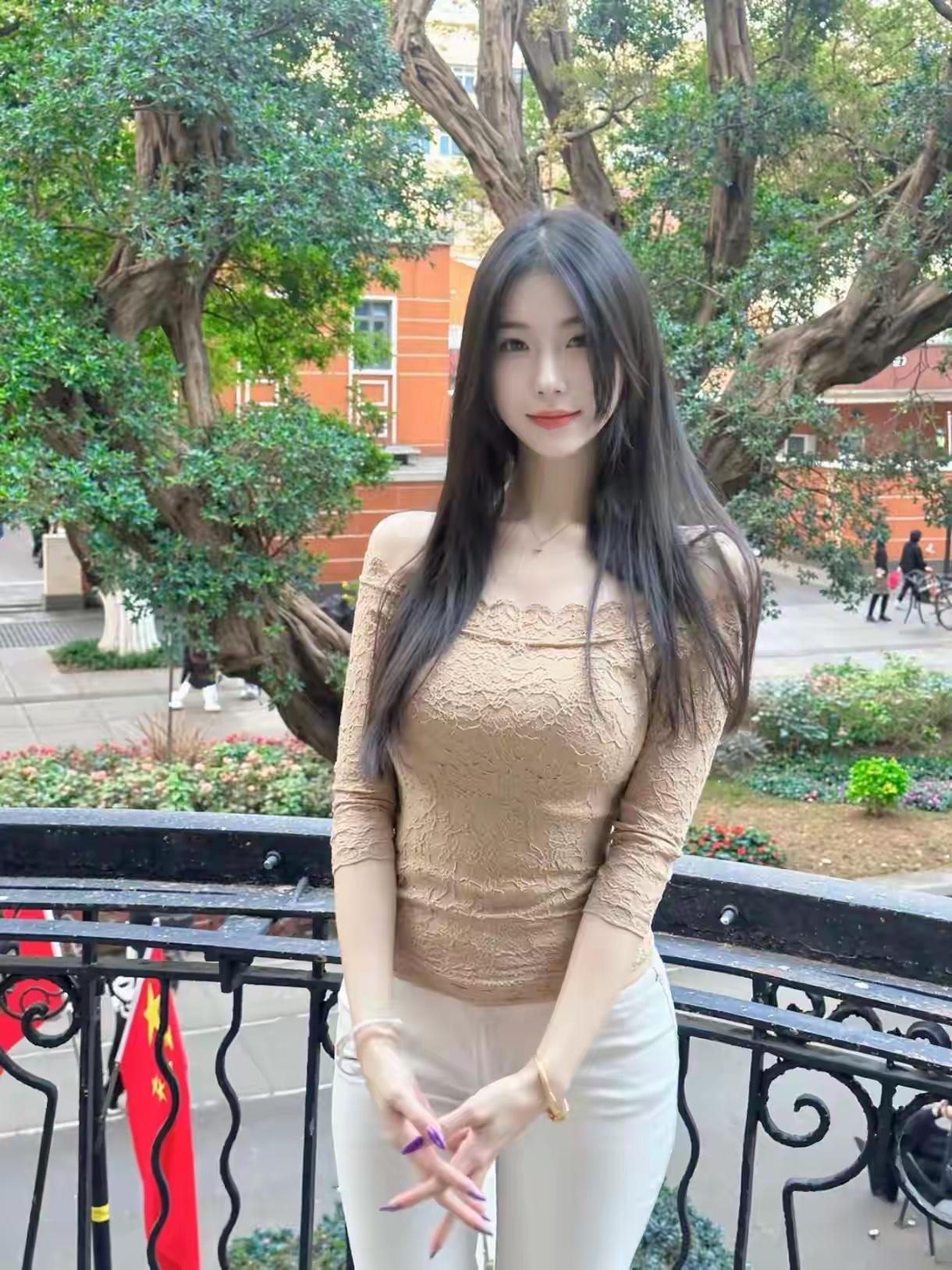 如何形容一个女人很好看漂亮又可爱的女孩，长相好、性格好，身材好，温柔又可爱的女孩