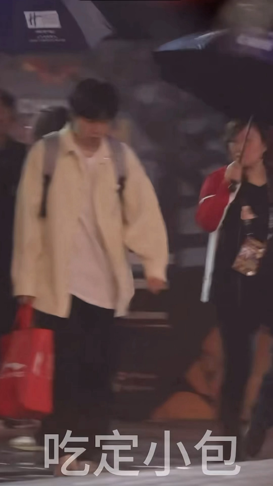 穿自己的衣服真的好清爽好可爱的两位研究生宝宝！下雨回家！好好休息过节咯！！ 