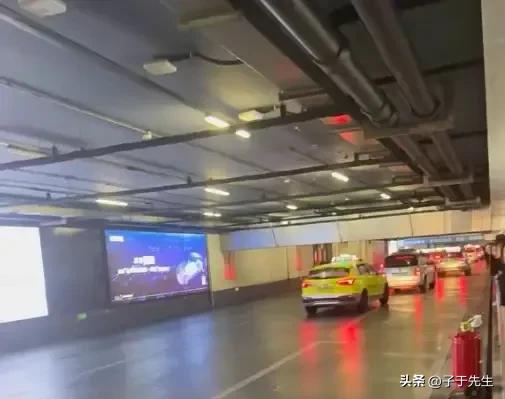 背负全家希望赴沪打工的贫寒少年，在一次打车中不慎多付了910元血汗钱，司机不但不