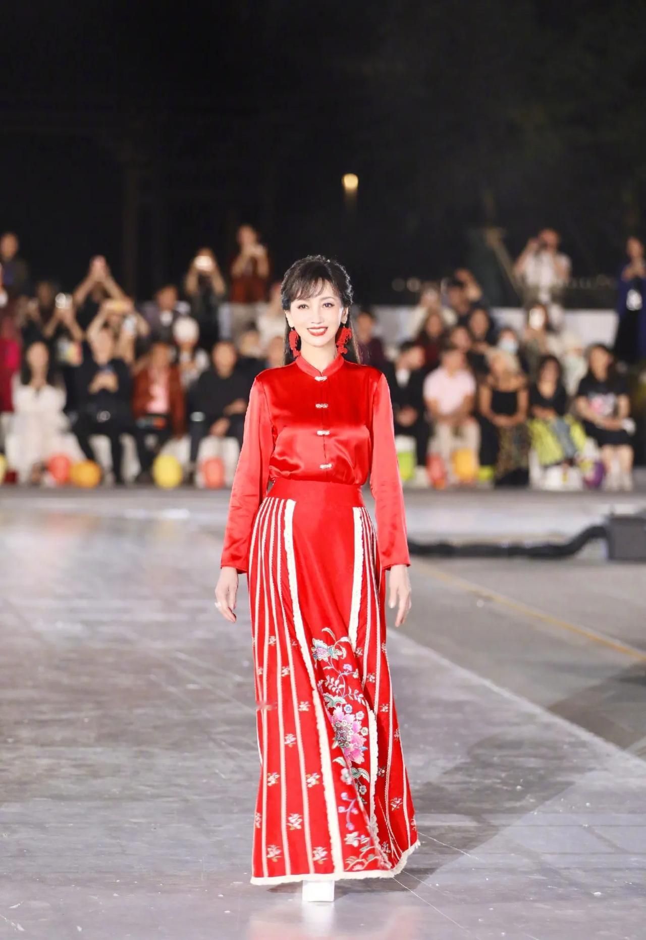赵雅芝穿马面裙展示国风之美！70岁能保持这身段和气质真是不容易。	马面裙，又名马