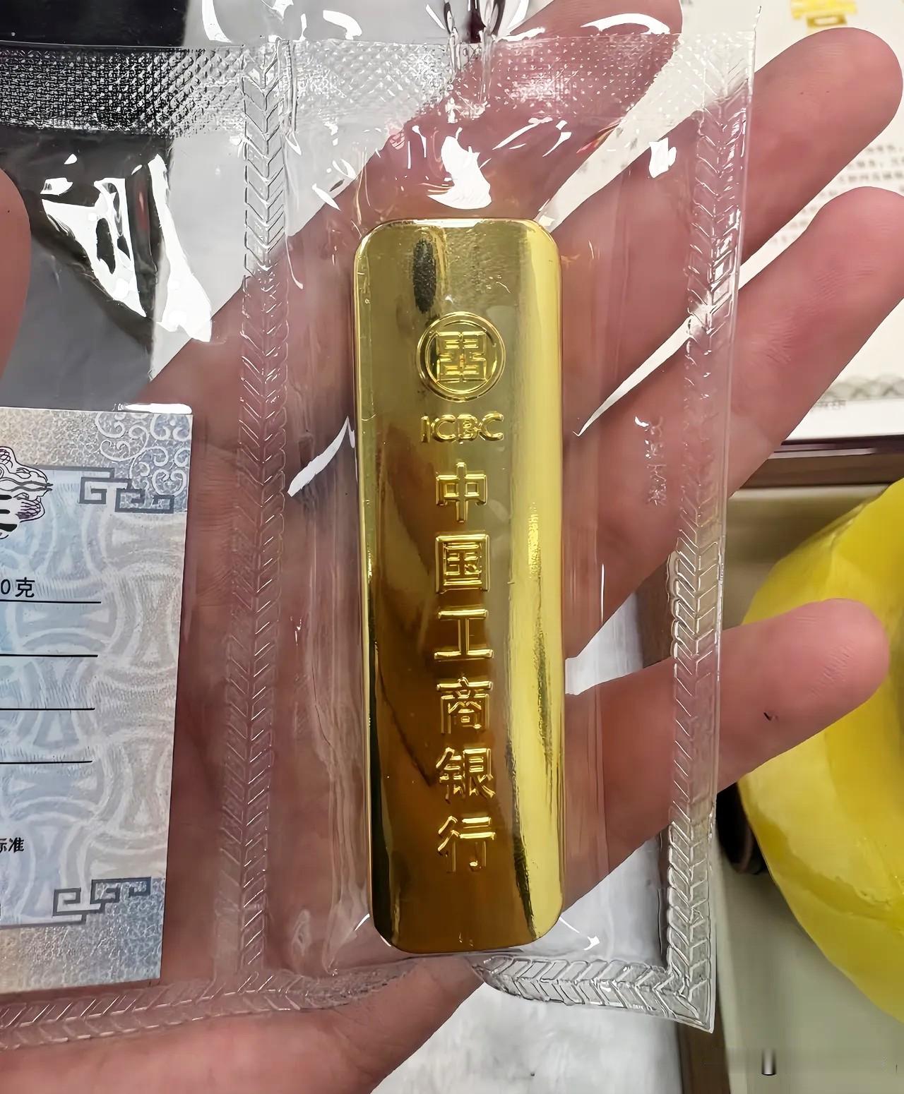 持有大量黄金的人，这次血压真要飙升了。6月25日，金价直接暴跌至867元每克。说