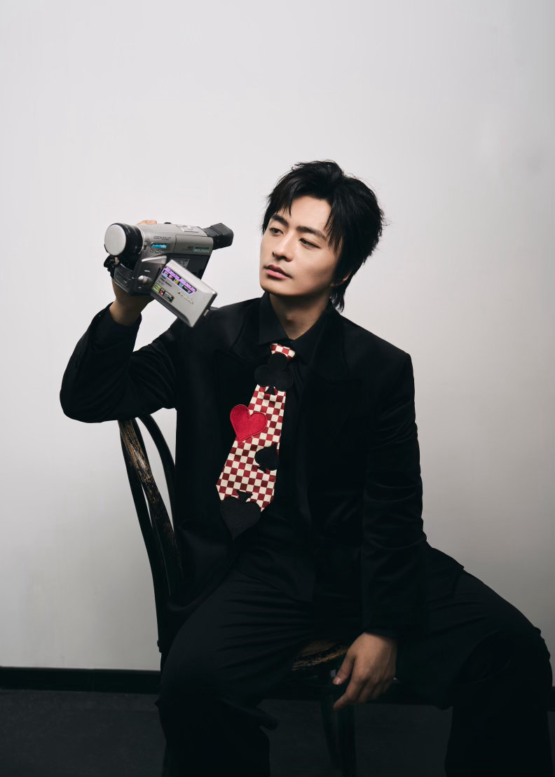 刘旸说焦虑是自己活着的证明 刘旸在《喜人奇妙夜》里反复改稿到崩溃的样子，就是“眼