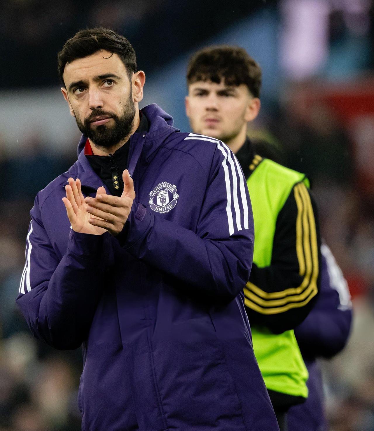 曼联正在输球。
但不是输给曼城或利物浦。
他们输给了自己管理层的膝盖。
梅努的小