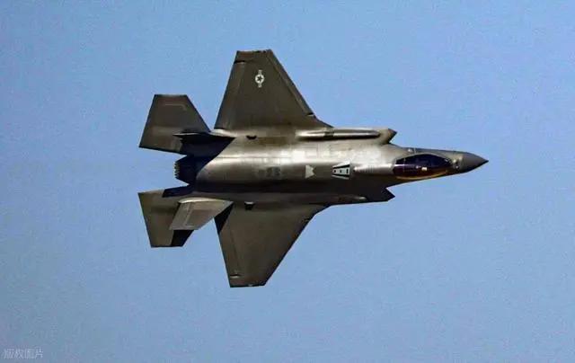 50岁“老爷机”暴打F-35？伊朗这一巴掌，扇醒了多少迷信隐身的神话
这事儿要是
