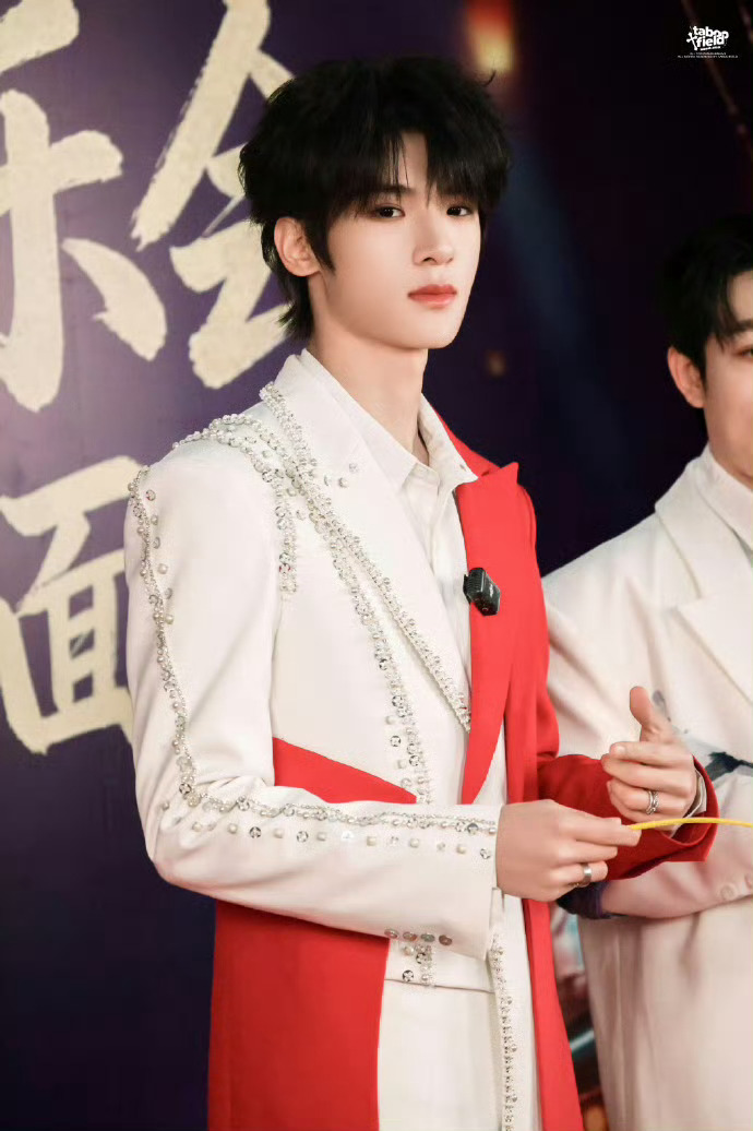 . 元宵夜的双倍惊喜来自张峻豪！既担纲开场秀点燃气氛，又解锁大舞台打鼓初体验，还