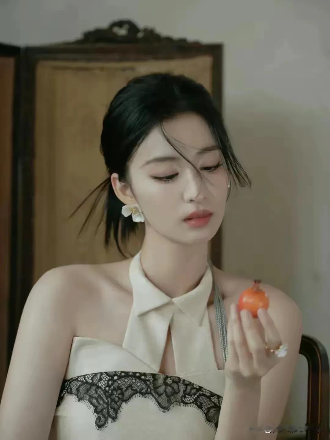 你信不信？
女人在一段婚姻里
就是一个失败者
她用尽全力为这个家付出
把心都给了