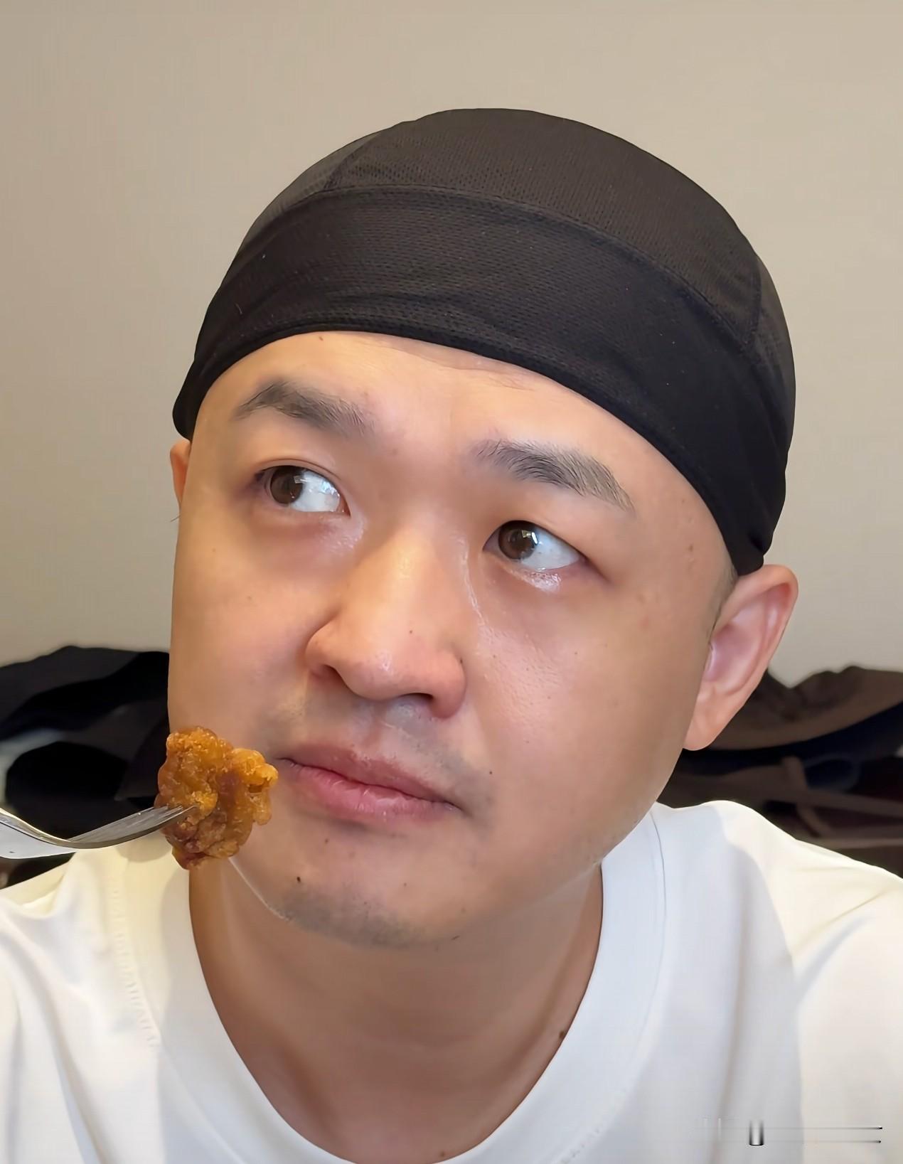 我有预感，
包贝尔，
这次大概率会因为红衣女子事件失去做演员的机会吧，原因很简单