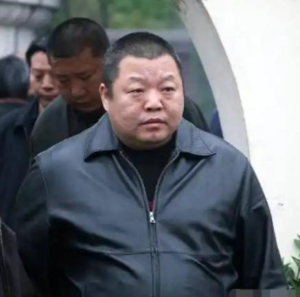 2018年，臧天朔临终前，屏退全部家人，包括他的妻子李梅，唯独留下了斯琴格日乐，