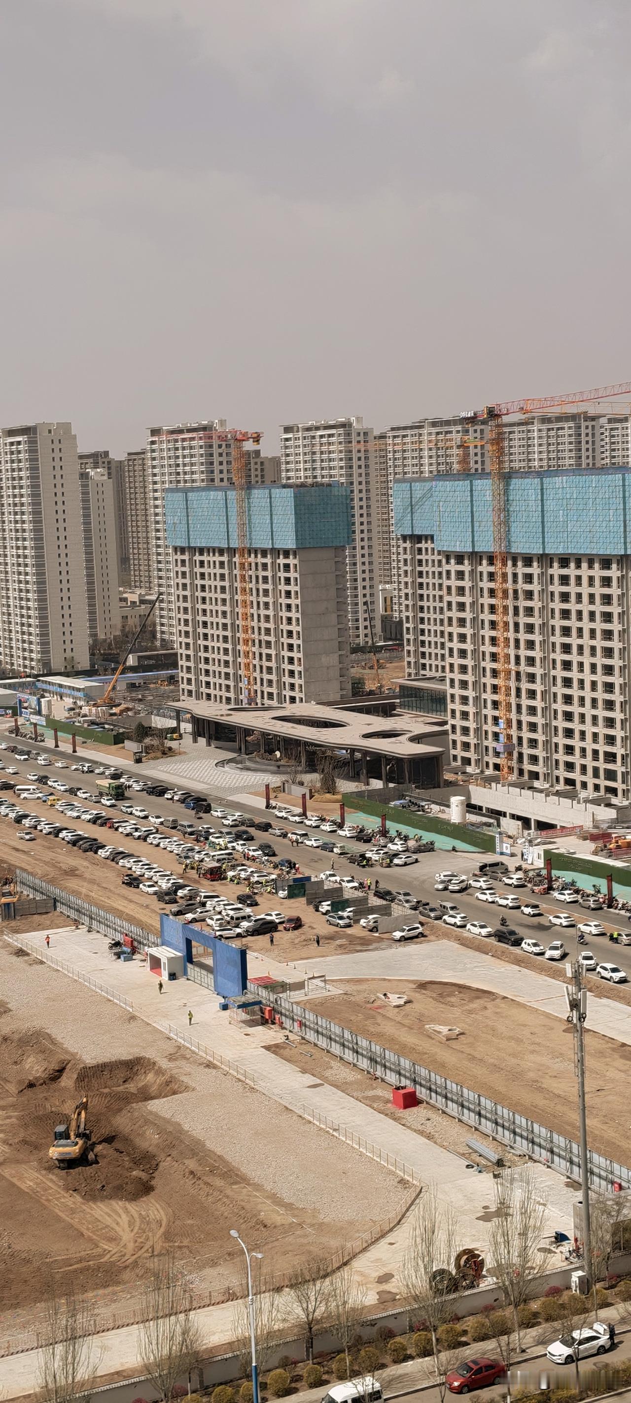 站在高处看呼和浩特这一片拔地而起的高楼，塔吊确实转得欢，表面上是热火朝天的建设景