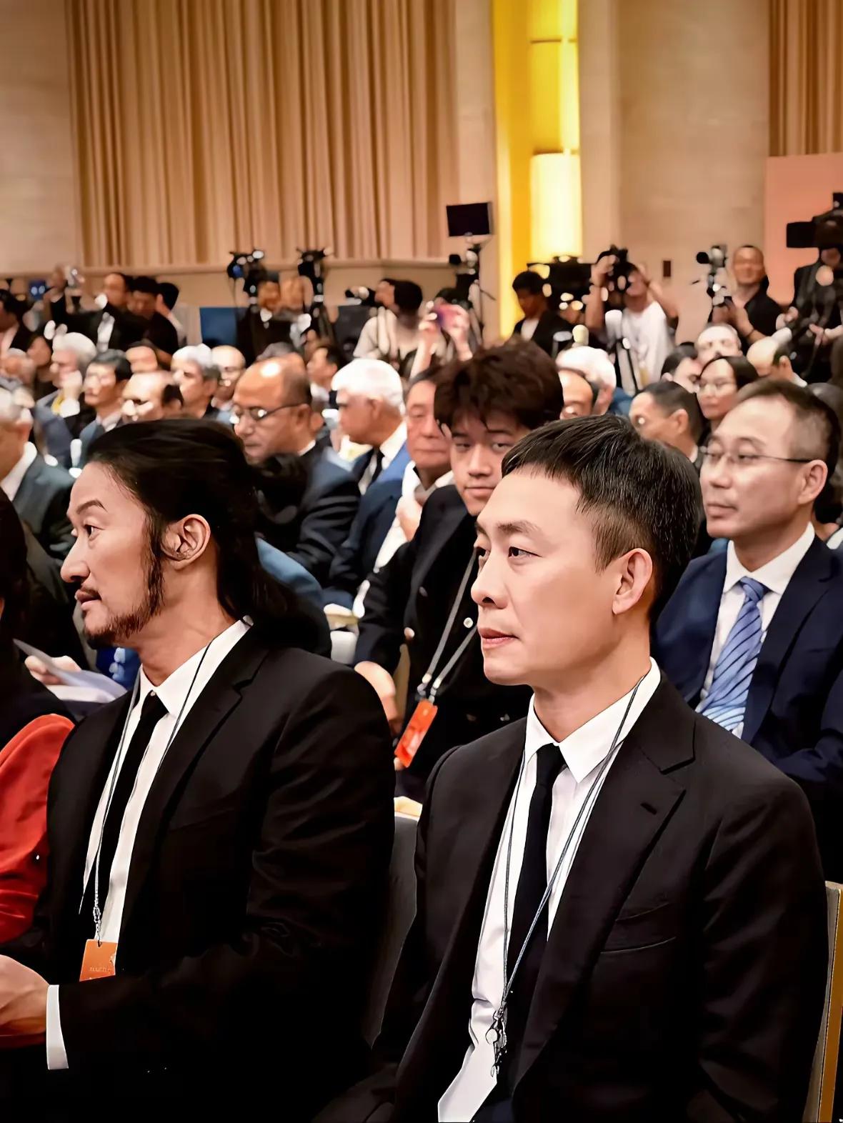 现在演员的发型真的看着好别扭，也许是为了戏中的需要吗？还是明星大腕都要有一个怪怪
