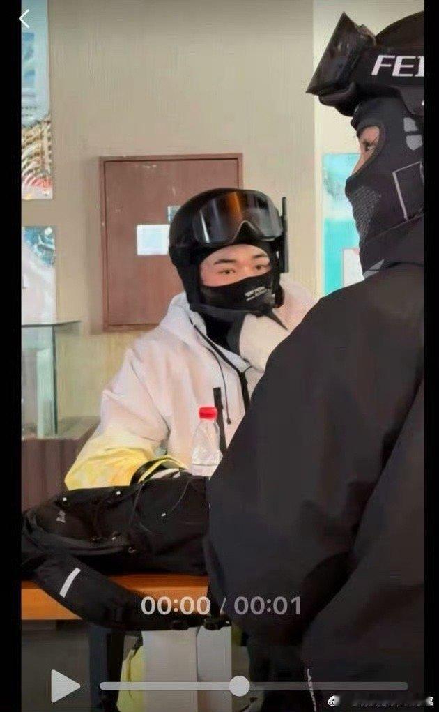 原来亚轩和耀文一起去滑雪了 