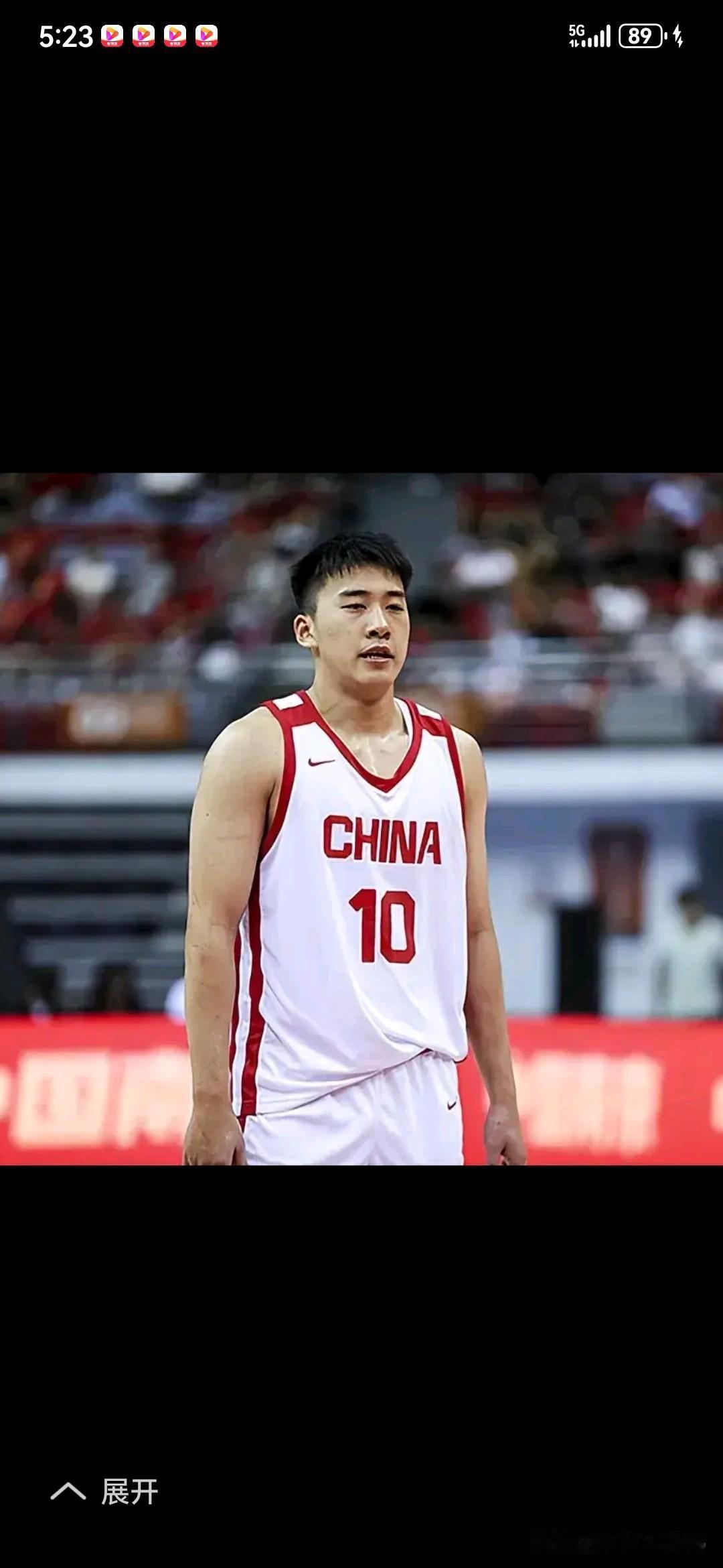 昨晚王俊杰在和乌拉圭男篮比赛时，只出场十几分钟，还给赵嘉义当替补，整场是摸不着球
