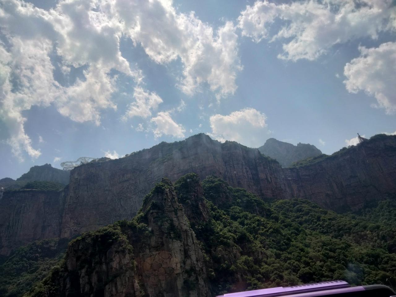 群山环绕，巍峨耸立，山水共存，和谐相处，走在山水之间，人顿感自己的渺小和微不足道