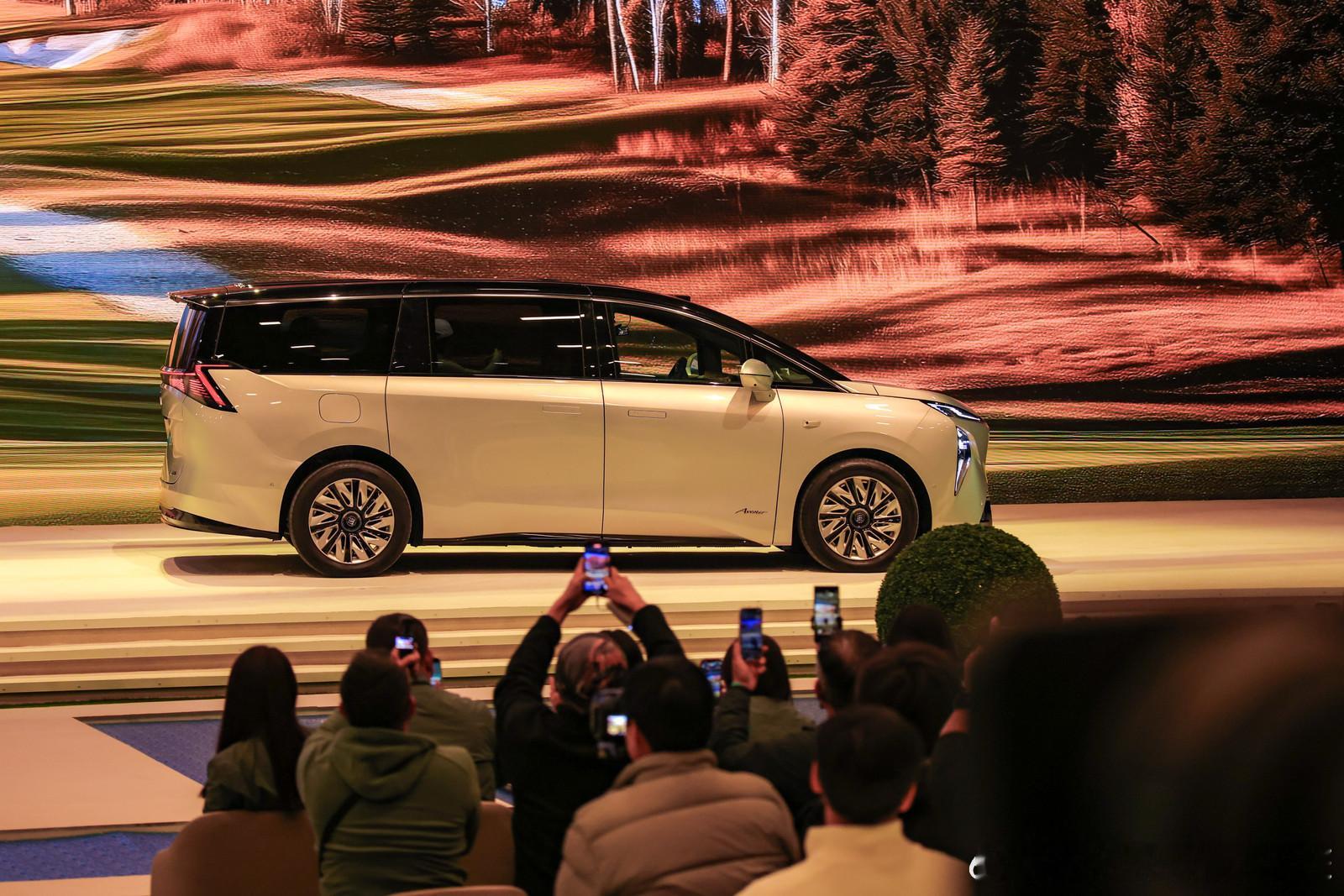 广州车展的时候重点看了一下世家这个车，从产品策略上来讲，有别于一些MPV宜商宜家