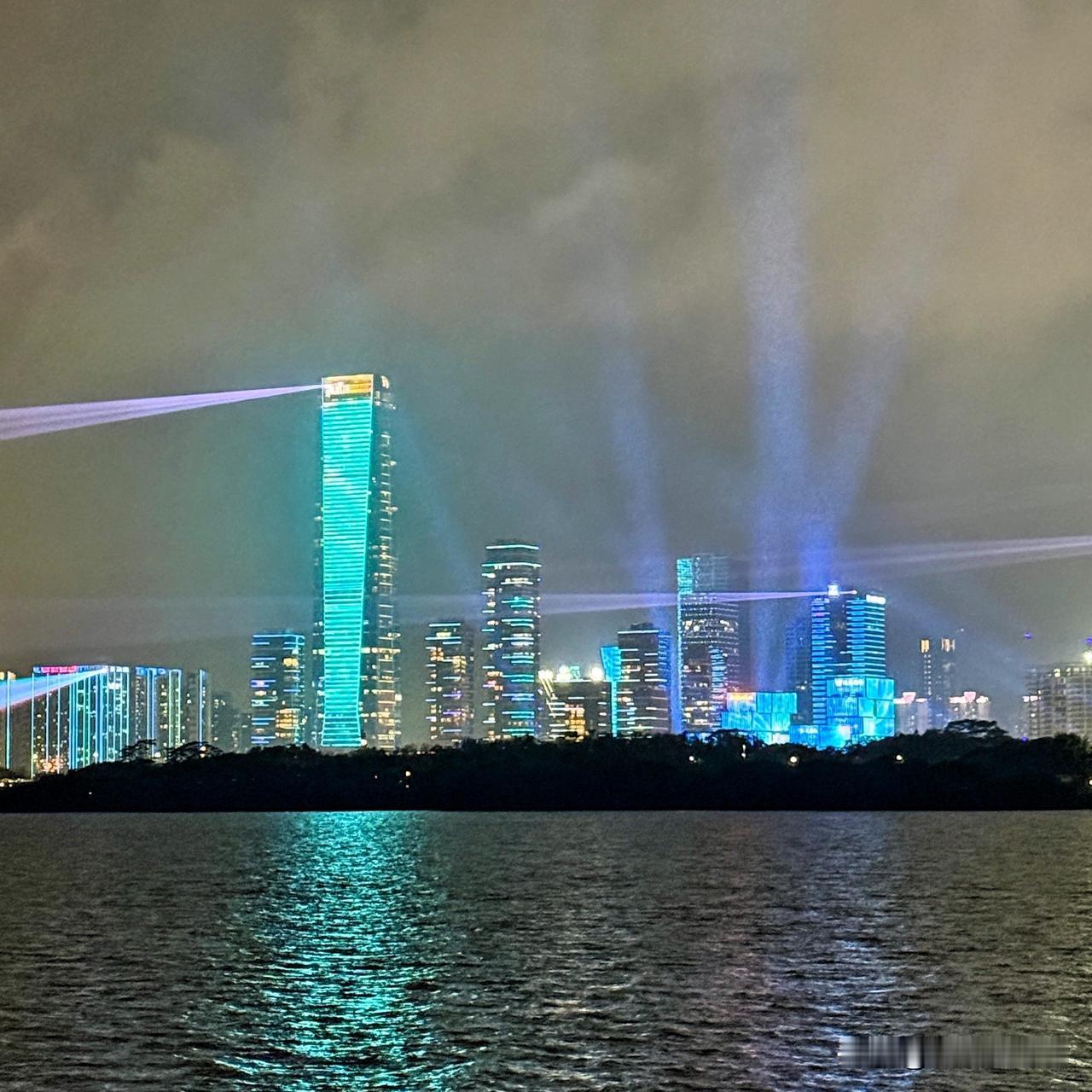 深圳湾的夜色，那叫一个绝！夜幕降临，华灯初上，整个深圳湾瞬间被点亮。海边的高楼大