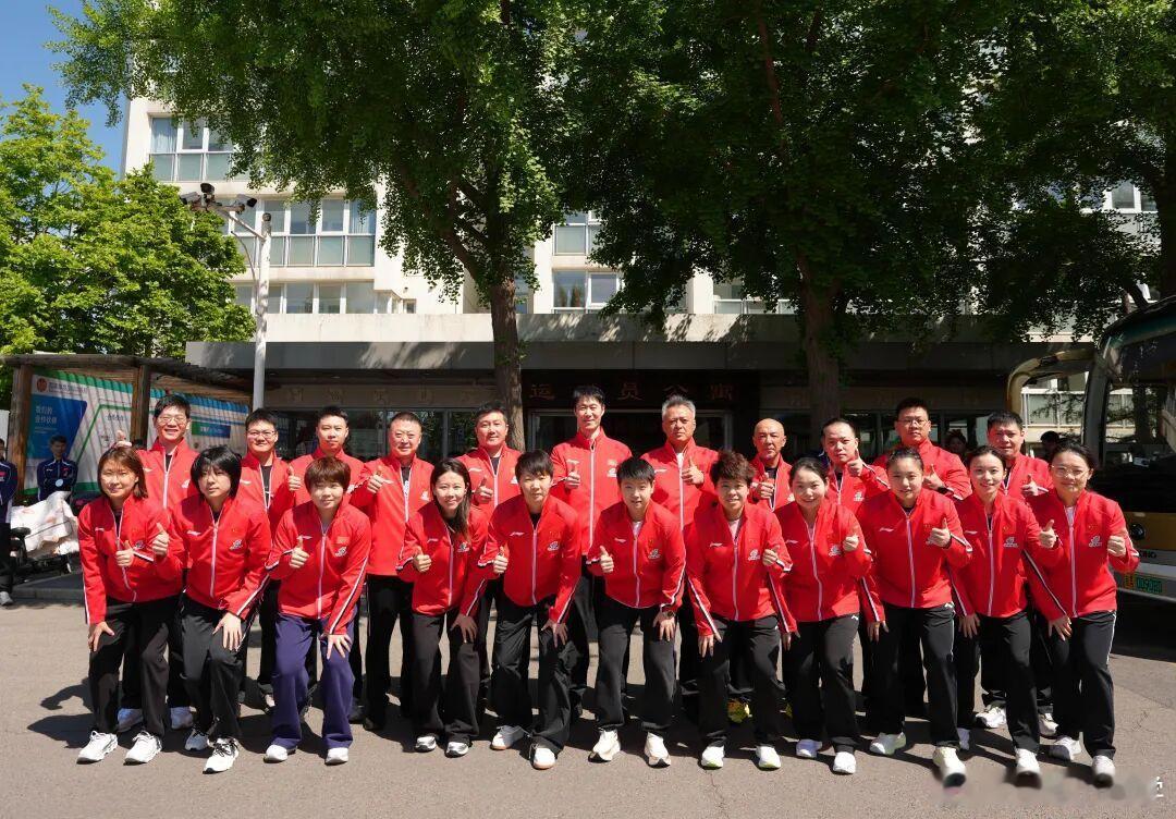 国乒男女队拍摄出征合影北京今天的风很大，这波合影拍起来也是很有挑战。 