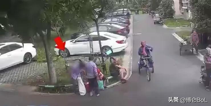 浙江嘉兴，某小区内，老太太卖玉米，意外跌倒在地。周围无人上前施救，在危急关头，一