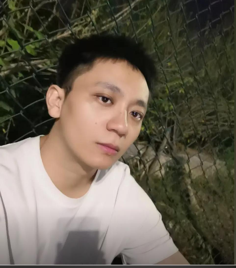 太好笑了！现在全网都催外甥发他“花一样好看”的舅舅刘宝华的照片。

事情是这样的