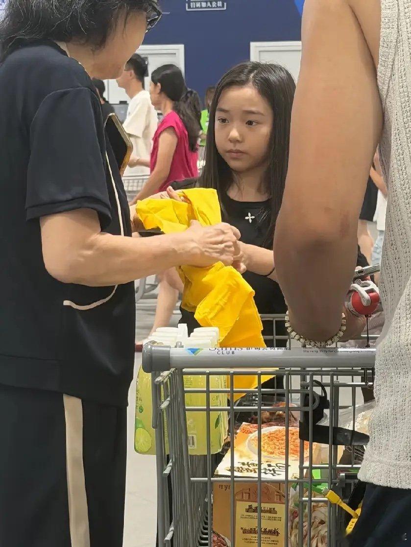爸爸和奶奶带小酒窝逛山姆爸爸和奶奶带小酒窝逛超市爸爸和奶奶带小酒窝逛山姆，这种普