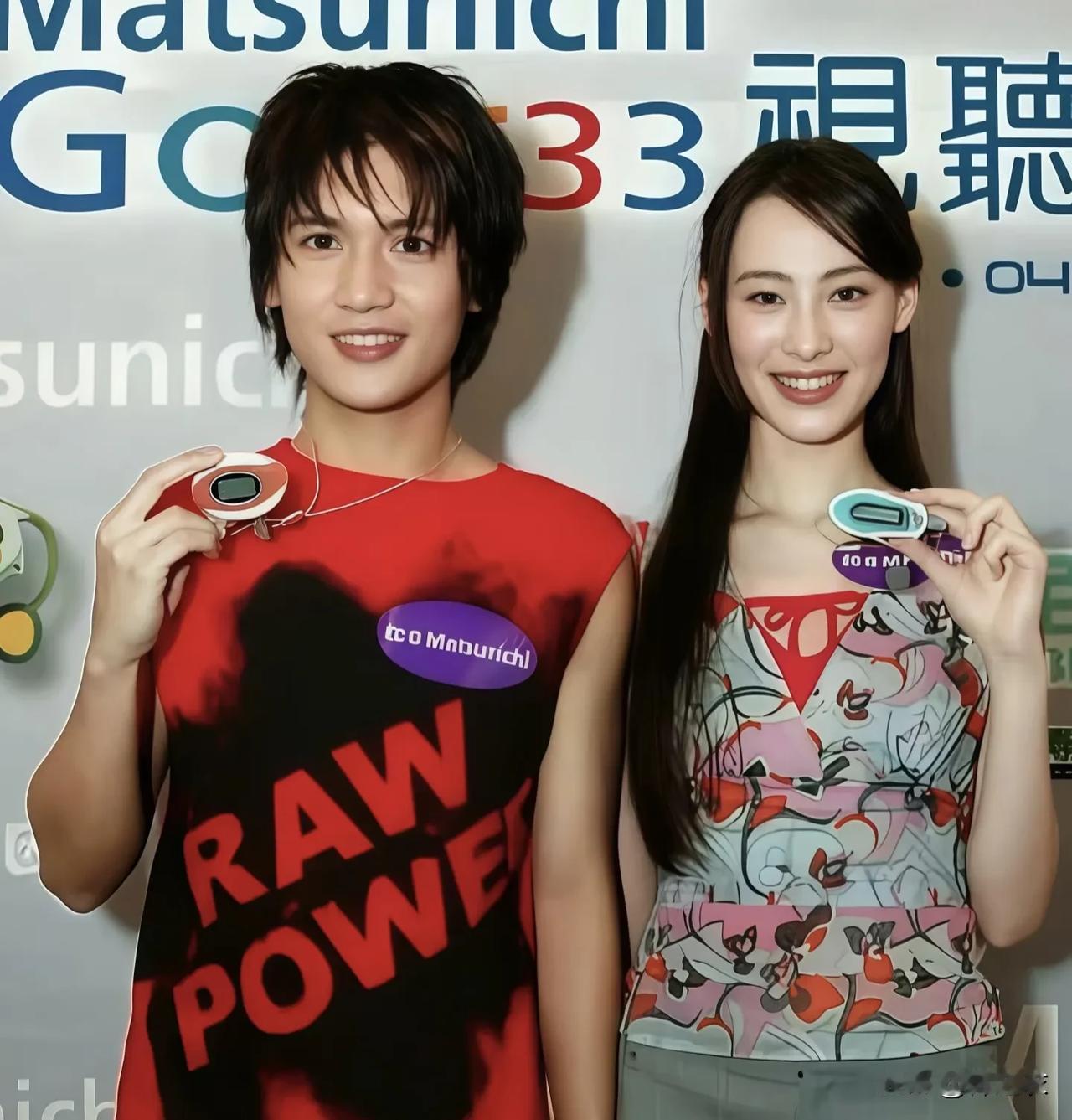 看到梁洛施这两张照片，她真的是美得绝代风华，而且还美得很倔强，看起来就是一个很有