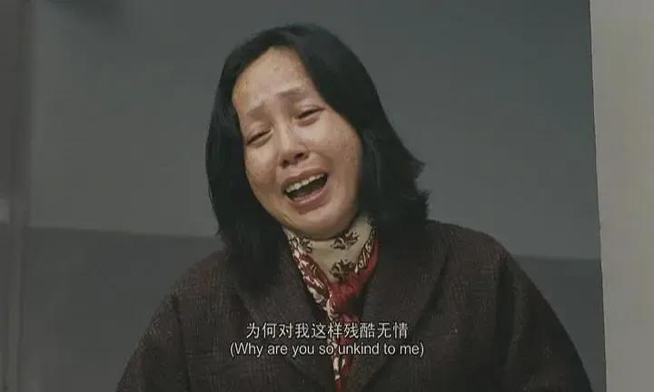 大家知道吗？图片中这个长相“丑陋”一口龅牙，满脸疙瘩的女人是谁扮演的吗？

下面