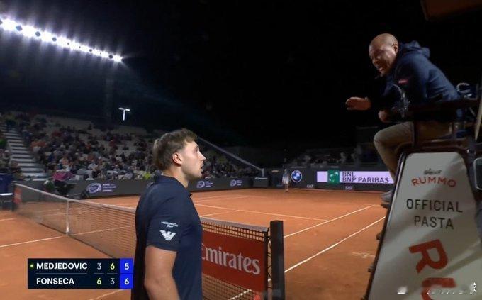 🇷🇸梅杰多维奇以3-6 6-3 7-6(1)在罗马击败丰塞卡🇧🇷。他一度